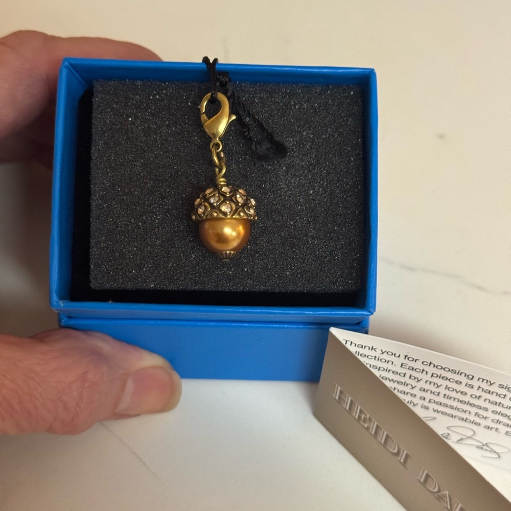 💛 NIB HEIDI DAUS AUTUMN ARTISTRY CRYSTAL ACORN ACORN PENDANT! - Picture 6 of 7